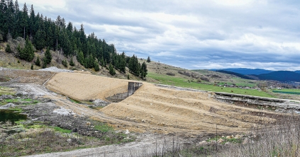 Szünetel a munka a Suta-tónál